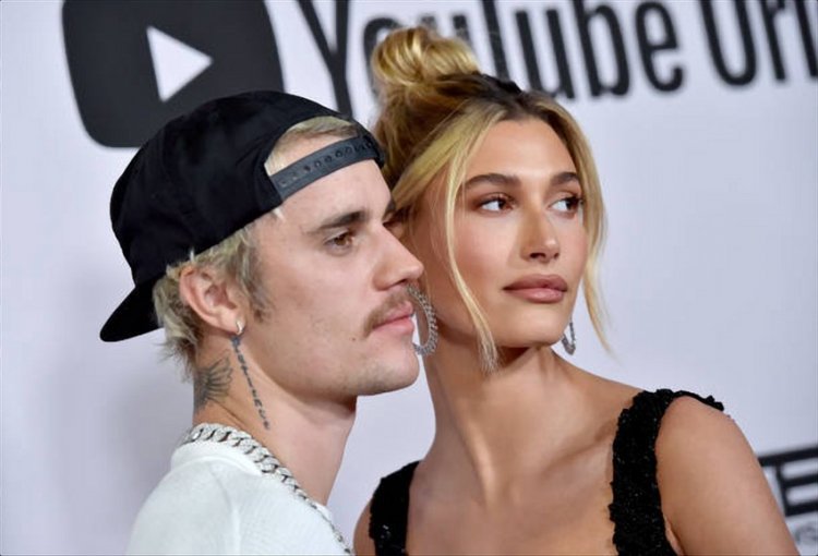 Justin Bieber showed how a beloved woman should be treated: He did not let go of her for a moment