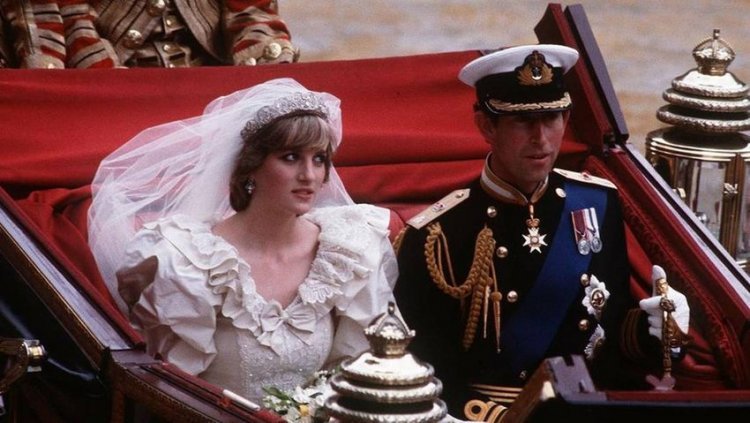 A piece of cake from Diana and Prince Charles' wedding is on auction!