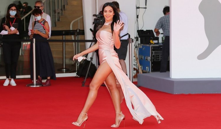 Georgina Rodriguez  slipped into a dress that highlighted all her curves!