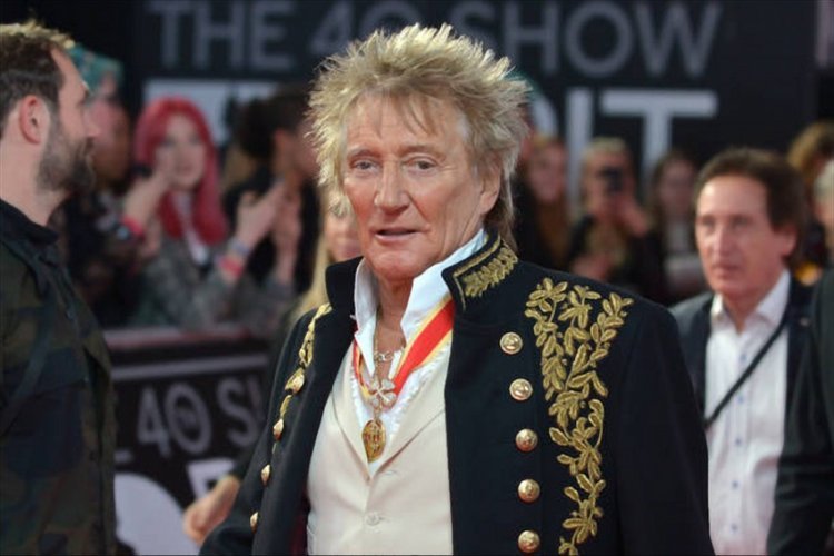 Rod Stewart was photographed hugging his wife and enjoying their vacation