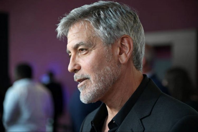 George Clooney went from house to house and helped people repair the damage caused by the terrible floods!