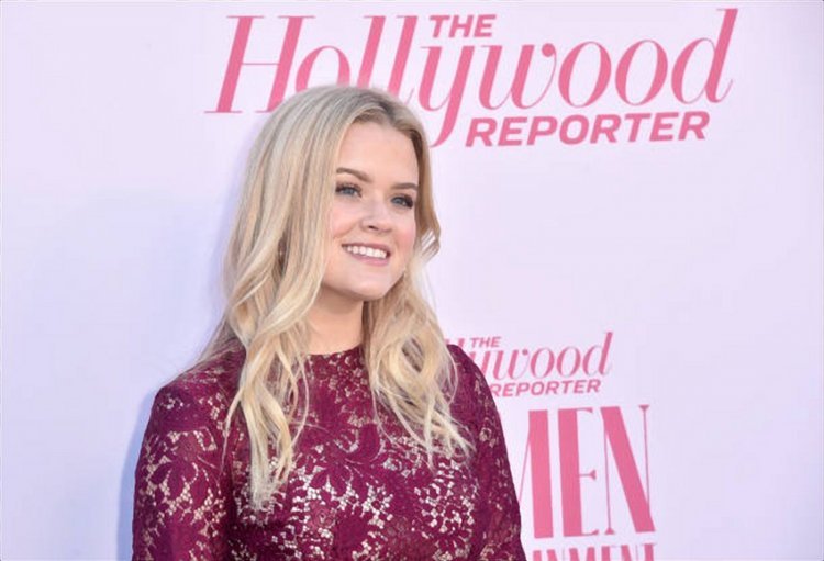 Reese Witherspoon's daughter looks just like her!