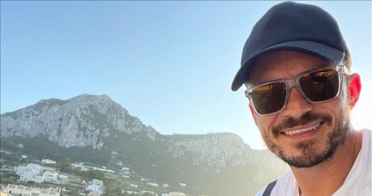 Orlando Bloom posted a nude photo with only an emoji covering his back!