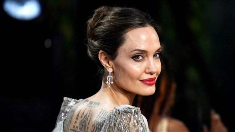 Angelina broke the record on Instagram just three hours after she created the profile!