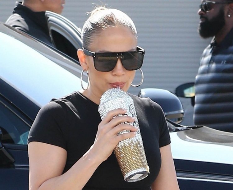 'MAGIC SMOOTHIE': Jennifer Lopez reveals the secret of a slim line and a recipe for a drink she adores