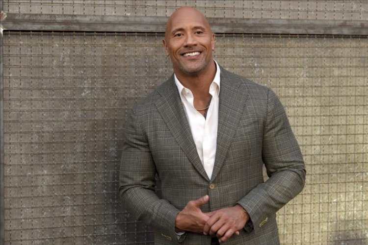 Dwayne Johnson stopped a bus full of fans: "This is a fun way to start off my Saturday"