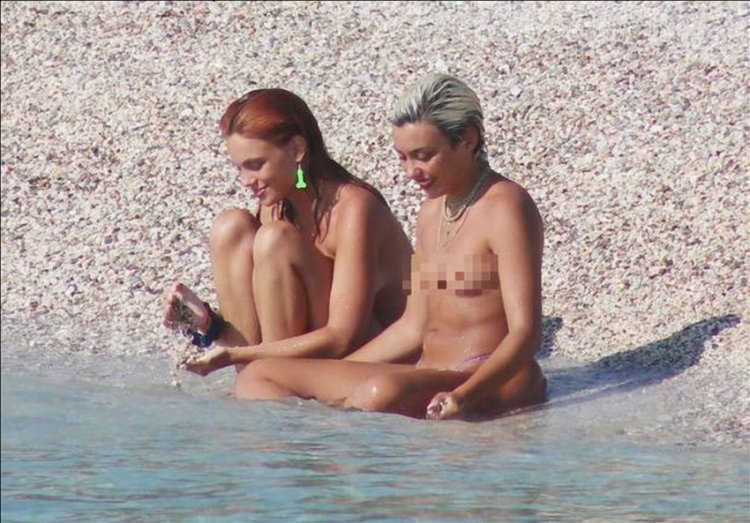  Martina Cariddi  and  Carla Diaz , the stars of the hit series 'Elite' bathed naked on the beach, they were not bothered by the flashes of persistent paparazzi