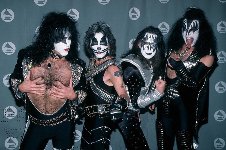 The band "Kiss" postponed the tour because the members got infected with the coronavirus