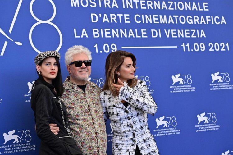 The audience liked Almodovar's new film at the Venice Film Festival: a five-minute standing ovation in the historic Sala Grande for 'Parallel Mothers'