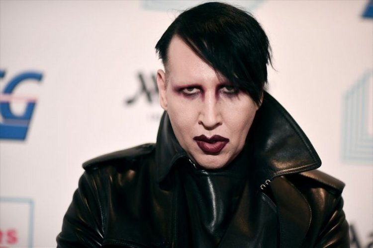Marilyn Manson accused of spitting on the camerawoman!