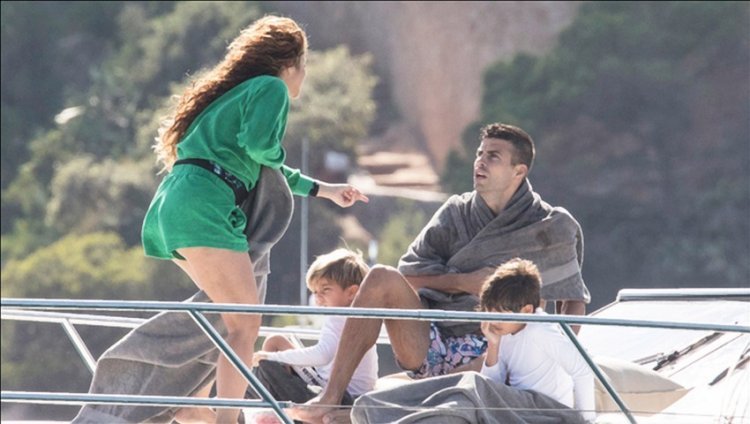 We haven't seen Shakira and Pique relaxed like this for a long time, the paparazzi caught them while enjoying a yacht on a family vacation
