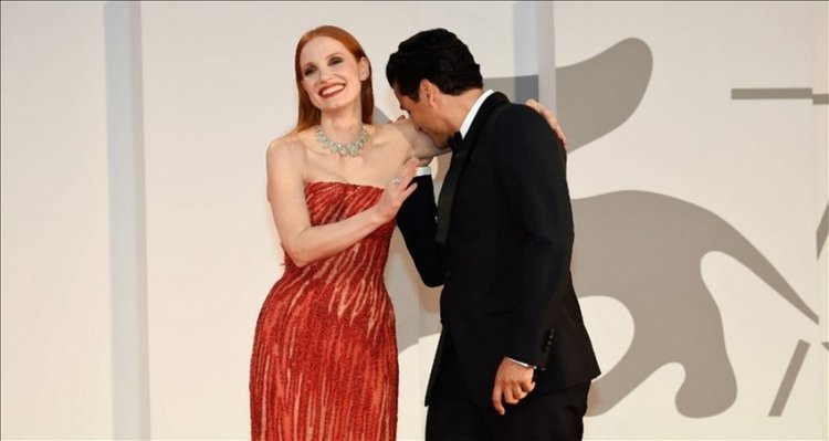 “What do your spouses say?”: Jessica Chastain exchanges tenderness with a colleague on the red carpet
