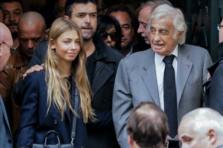 This is the youngest daughter of the famous Jean-Paul Belmondo: When he was seventy, he got Stella (18)!