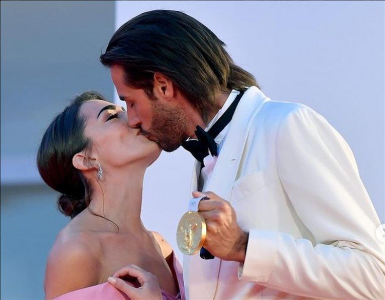 Gianmarco Tamberi and his fiancée Chiara Bontempi have been together since high school, and with a passionate kiss they lit the red carpet