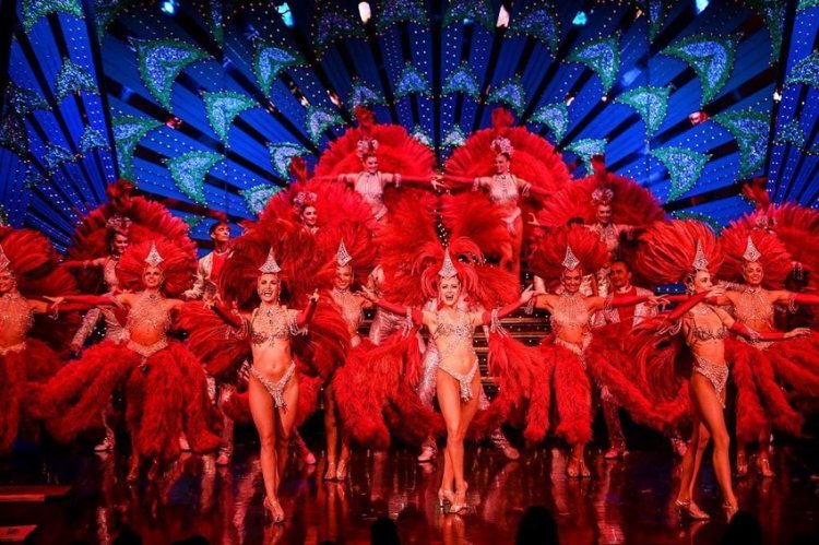 Special show in blue, white and red: 'Moulin Rouge' reopens today after being closed for a year and a half due to a pandemic