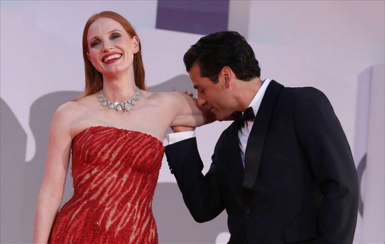 Jessica Chastain spoke about the touches of the famous charmer that the world has been buzzing about: "He wanted to kiss me on the elbow"