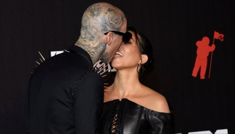 Juicy kisses in front of the camera: Kourtney Kardashian and Travis Barker are said to be incompatible, and then this is how they respond to the critics