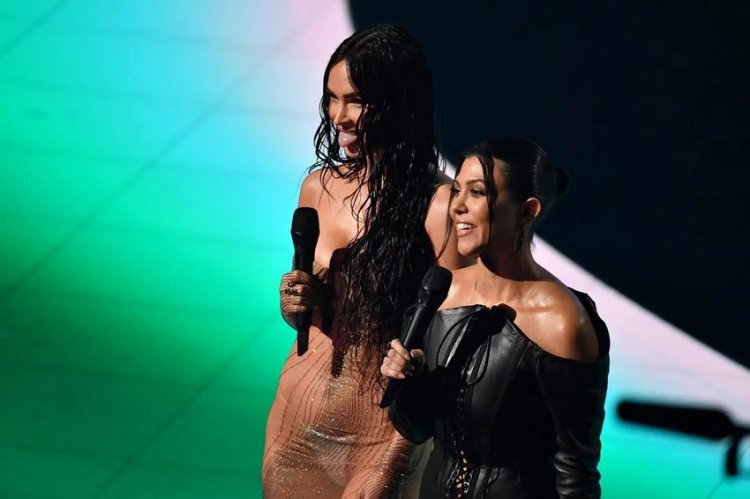 'We are in love': Megan Fox and Kourtney Kardashian crashed the internet with photo from the men's room: And then the guys joined them
