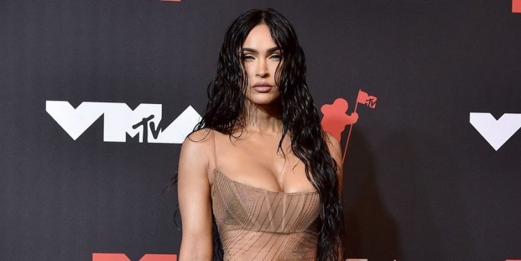 Megan Fox's viral naked dress at VMAs  was her boyfriend's idea: "Whatever you say, Daddy"