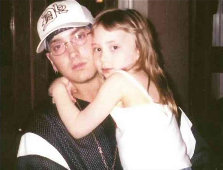 Eminem’s daughter Hailie was the star of his video, and this is what she looks like today: Do you feel old?