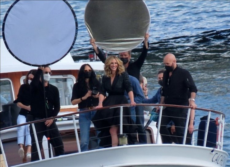 "Pretty Woman" is glowing: Julia Roberts "caught" sailing on the Seine