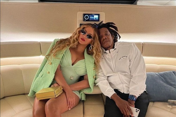 Power couple / Beyoncé and Jay-Z make us jealous: They 're relaxing on a yacht in Italy, looking better than ever