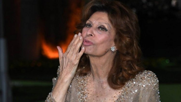 87-year-old Sophia Loren sends kisses in a 'nude' dress