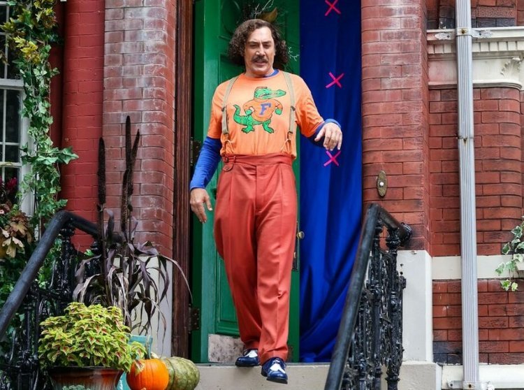 Javier Bardem like you have never seen before! He was captured on the streets of New York in extremely unusual outfit