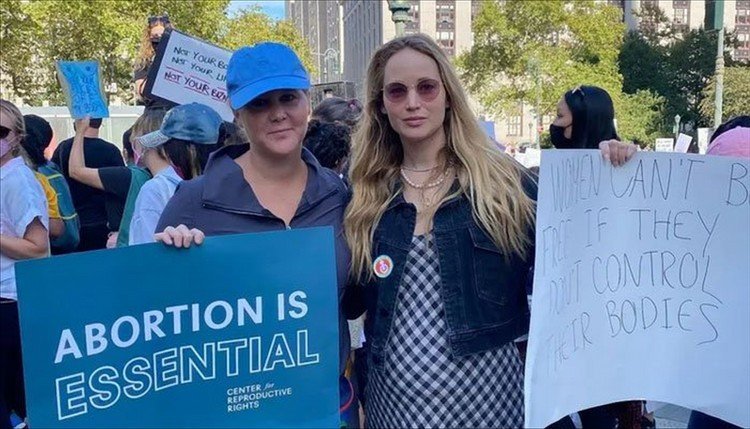 Amy Schumer and Jennifer Lawrence together at Women's March!