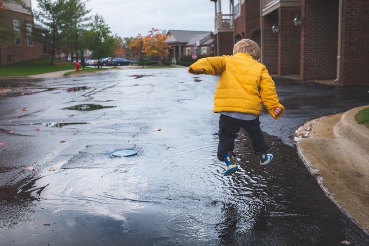 15 fun things you can do with kids on a rainy day