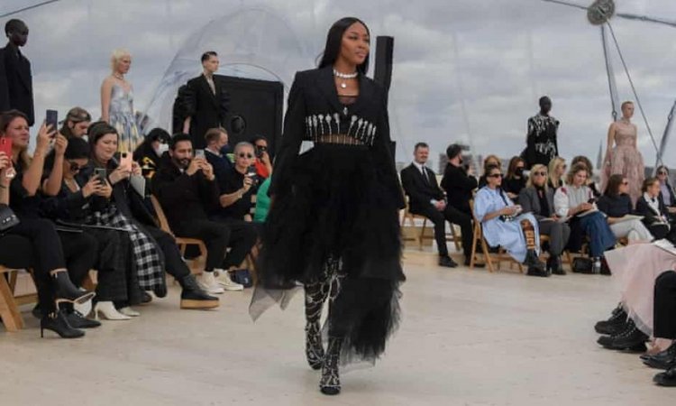 Naomi Campbell closed the Alexander McQueen fashion show