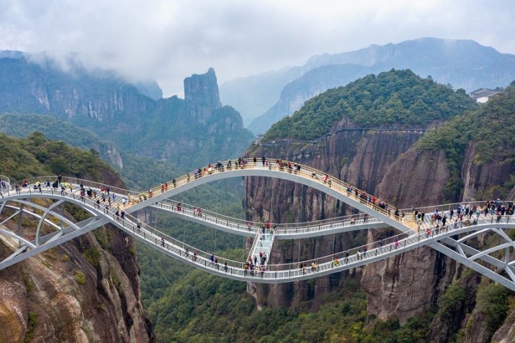 Glass bridge in China became a tourist attraction: "We thought the photos were fake"