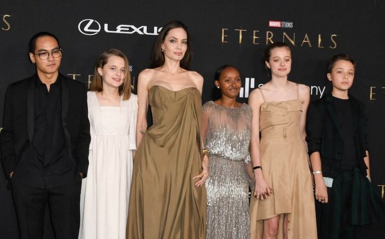 ANGELINA'S DAUGHTERS SURPRISE WITH APPEARANCE: Zahara wore her dress from 2012, and Shiloh no longer wants to be a boy?