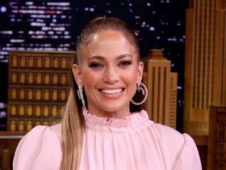 Jennifer Lopez rocks bubblegum-pink hair in her new campaign