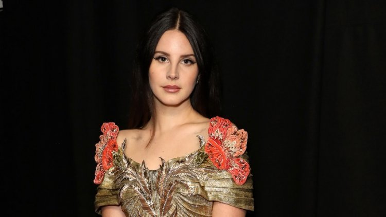 Lana Del Rey presents the long-awaited album "Blue Banisters"