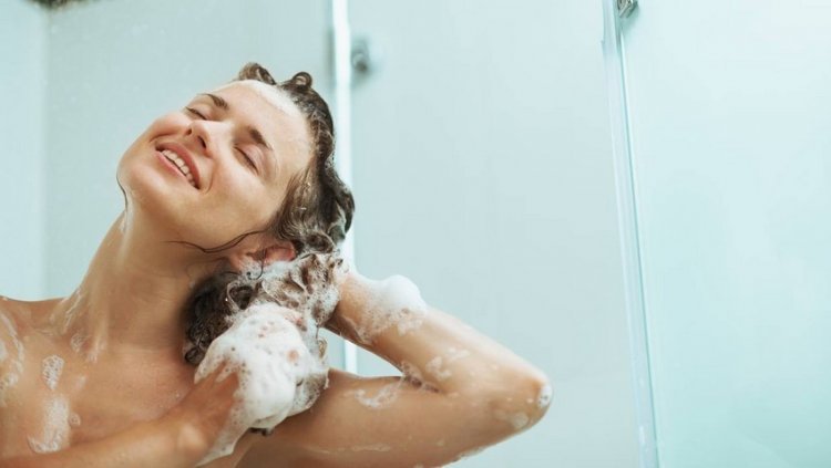 The most common mistakes when washing hair that make it lifeless and dry