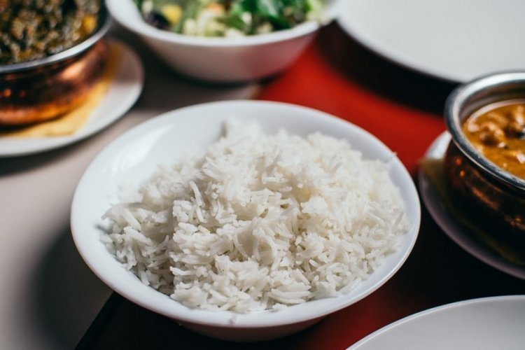 Here’s why you should heat the rice you have left over from the day before with an ice cube