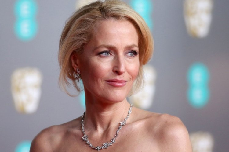 Gillian Anderson shared a picture of unusually shaped pear and the Internet went crazy
