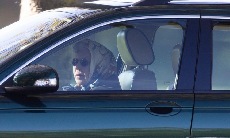 While everyone is worried about her health, Queen Elizabeth was photographed behind the wheel in Jaguar