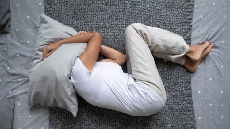 Four most common sleeping positions, only one provides good night's sleep