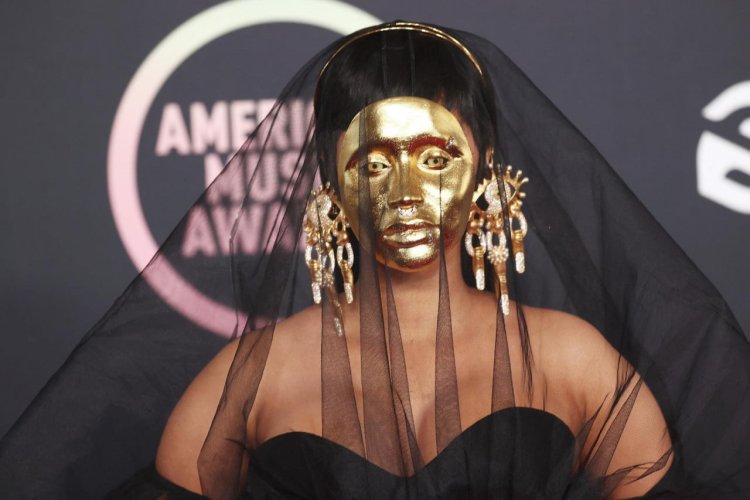 Cardi B wore a bizarre mask on the red carpet