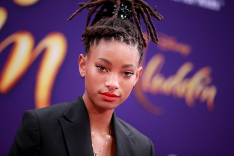 Exclusive photos of Willow Smith in other's embrace