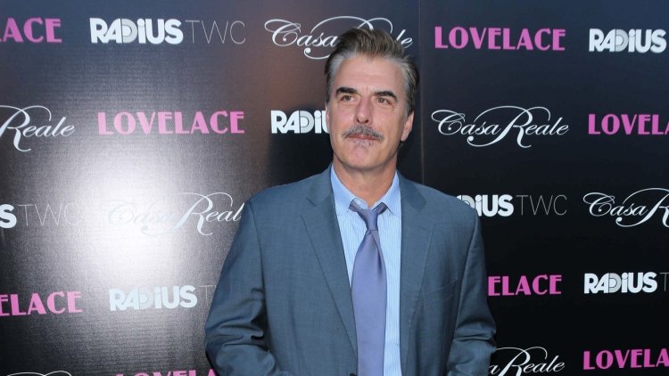 Chris Noth's wife took off the wedding ring