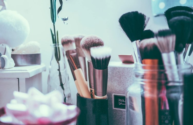 Tricks to organize make up in one place