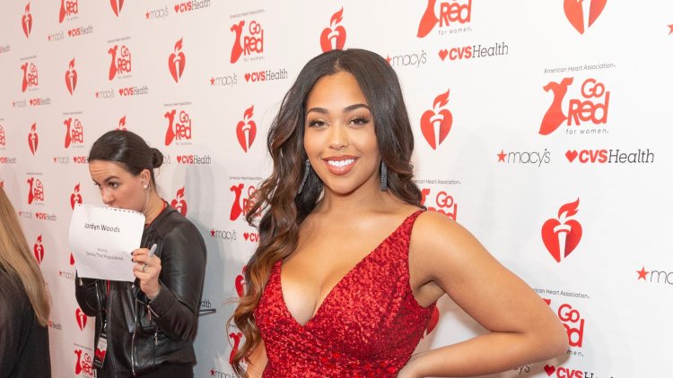 Jordyn Woods likes to point out her curves!