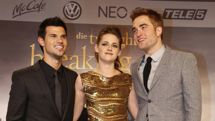 "Twilight" director about 'ILLEGAL' kiss!