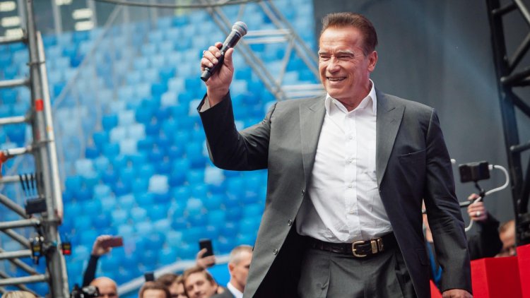 Arnold Schwarzenegger high on set!