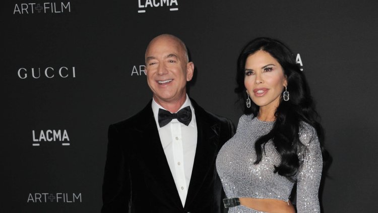 Jeff Bezos on a date with his fiancée!