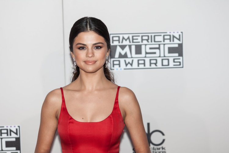 Why Selena Gomez Went Barefoot On Stage?