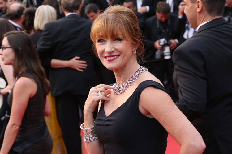 Jane Seymour Shows Off Incredible Abs